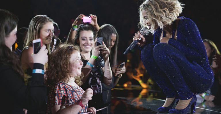 Na Austrália, Beyoncé canta com garota cega e que tem paralisia cerebral; assista ao vídeo