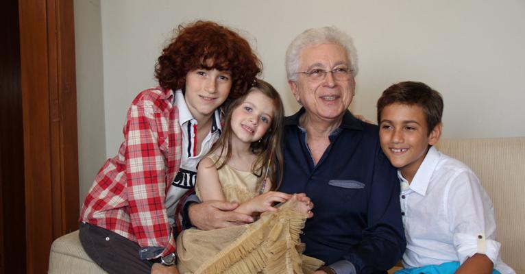 Aguinaldo Silva brinca e se diverte com atores mirins