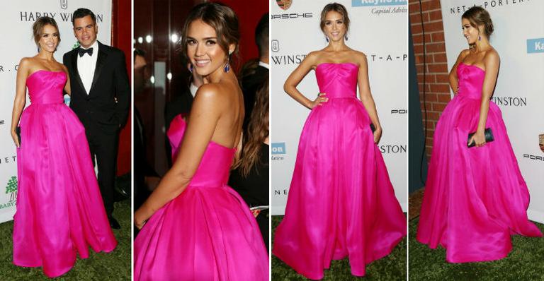 Jessica Alba aposta no vestido longo pink com clutch preta