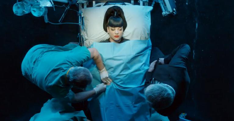 Após 4 anos, Lily Allen lança clipe e critica exploração do corpo na música