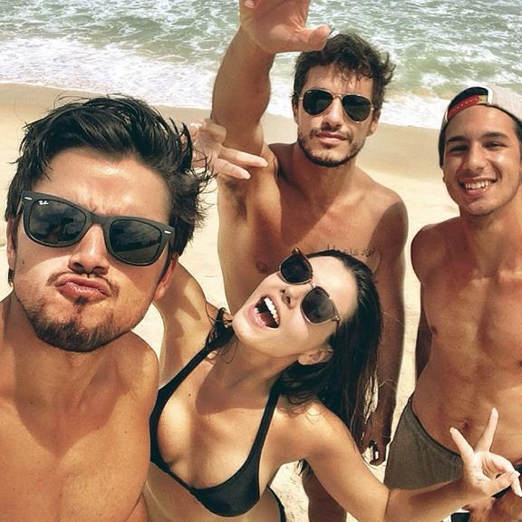 Giovanna Lancellotti e Rodrigo Simas aproveitam calor em praia do Rio