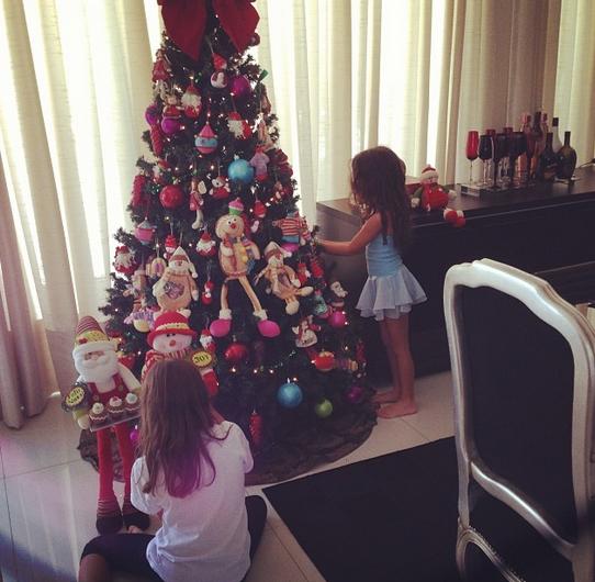 Filhas de Rodrigo Faro ajudam a montar árvore de Natal