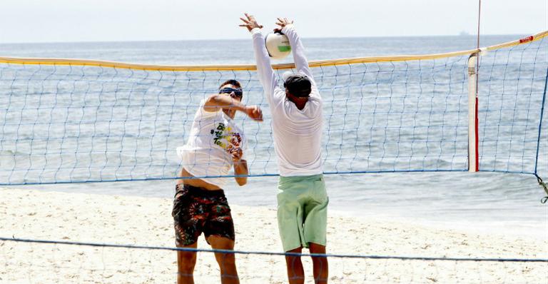 Rodrigo Hilbert faz aulas de vôlei na praia
