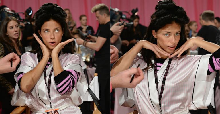 Adriana Lima e outras angels fazem caras e bocas nos bastidores de desfile