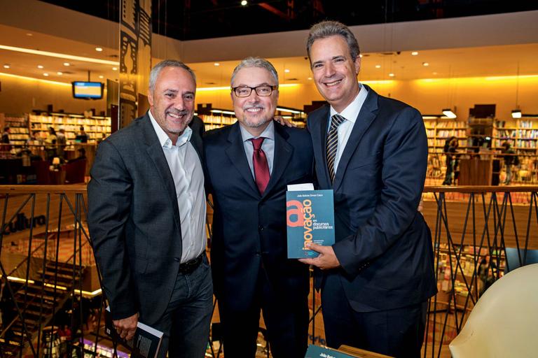João Ciaco lança livro em SP