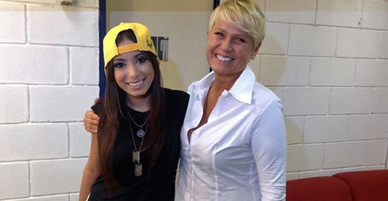 Anitta grava programa com Xuxa e diz: “A cada dia te admiro mais”