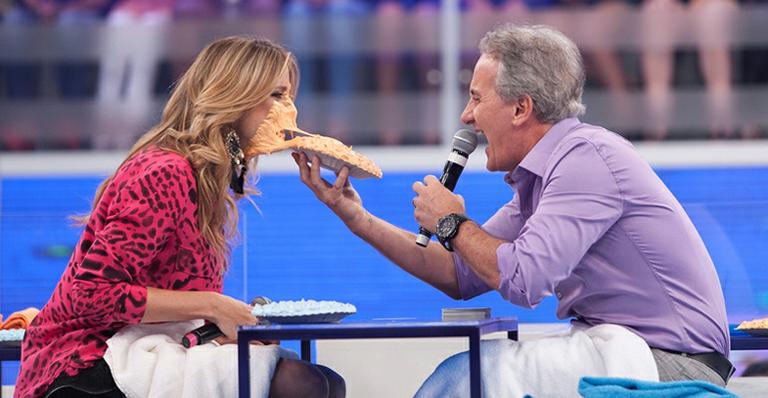 Ticiane Pinheiro leva torta na cara em programa