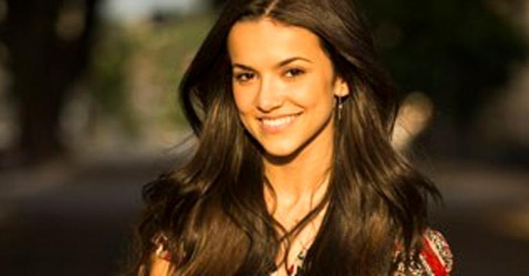 Cantora Manu Gavassi estreia em novela em pé de guerra com a sogra; Veja a primeira foto