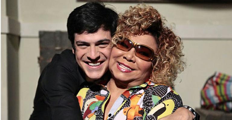 Alcione visita Mateus Solano durante gravações de Amor à Vida