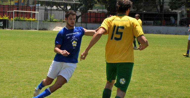 Famosos como José Loreto e Thiago Rodrigues participam de partida de futebol festiva
