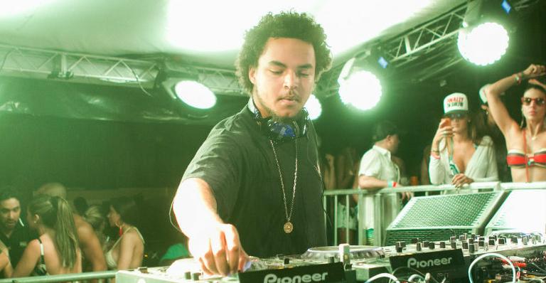 Connor Cruise, filho de Nicole Kidman e Tom Cruise, é DJ de festa na Bahia