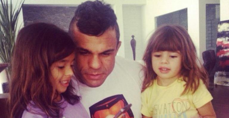 Vitor Belfort e Joana Prado brincam com os três filhos