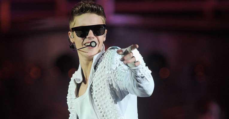 O cantor Justin Bieber faz grafite pelas vítimas de tufão nas Filipinas