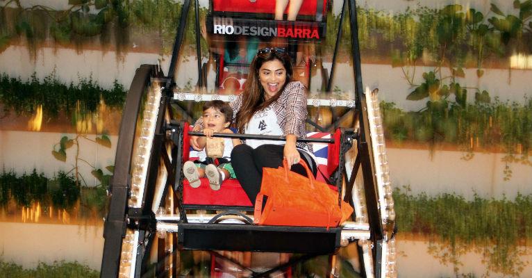 Juliana Paes e Pedro se divertem na roda-gigante