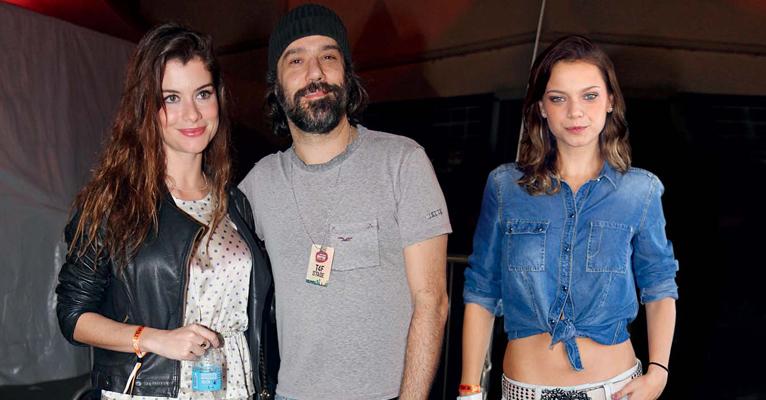 Alinne Moraes e Mauro Lima trocam carinhos durante festival de música