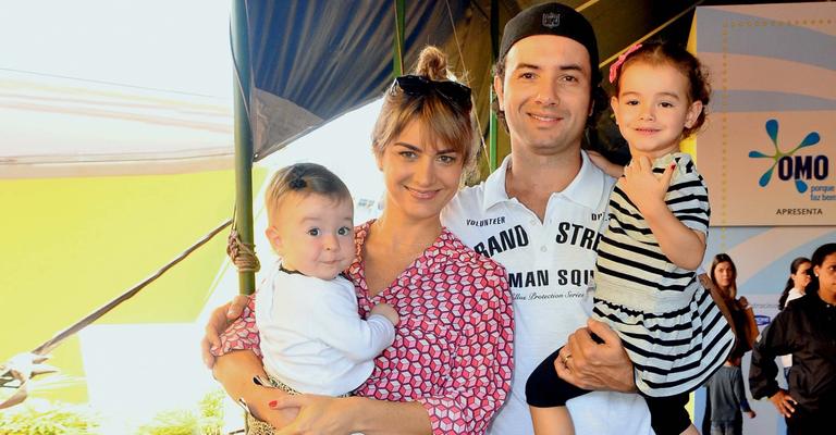 Marco Luque e Flávia Vitorino levam os filhos para espetáculo de Circo em SP