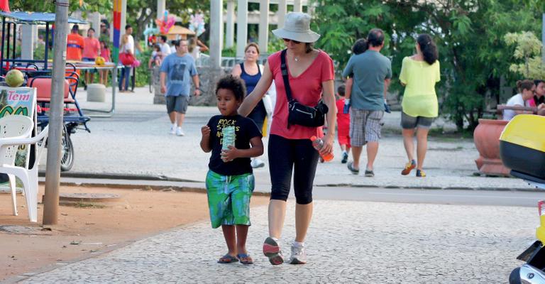 Drica Moraes passeia com o filho Mateus na orla da Lagoa no Rio