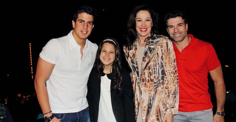 Claudia Raia confere Elis, o Musical no Rio ao lado dos filhos