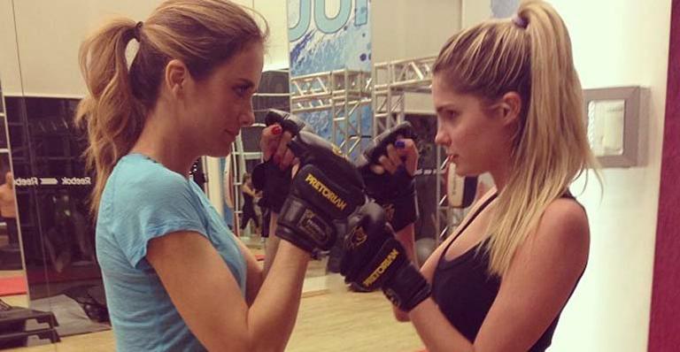 Bárbara Evans e Ticiane Pinheiro lutam juntas em academia