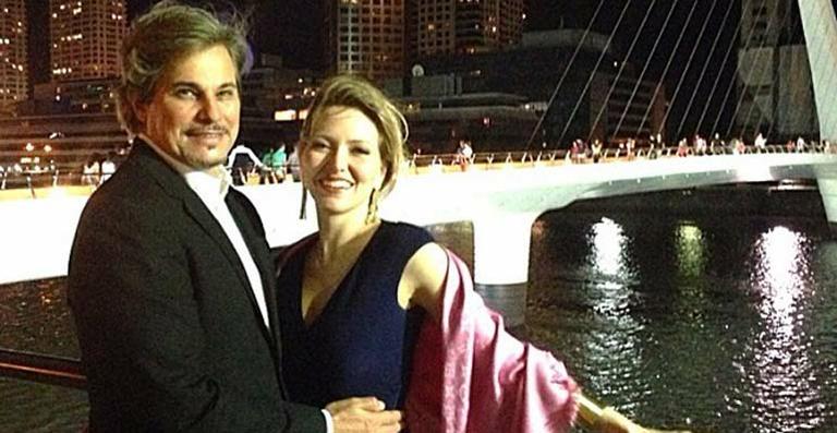 Edson Celulari faz viagem romântica com Karin Roepke