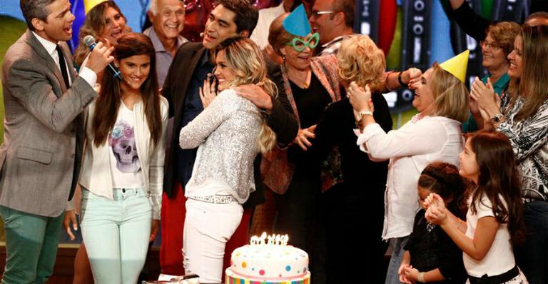 Giulia Costa dubla Flávia Alessandra na TV e emociona  a mãe