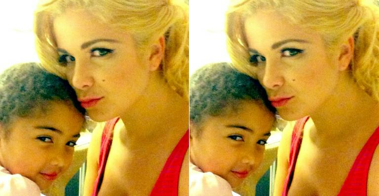 Samara Felippo fica loiríssima para interpretar Marilyn Monroe no teatro