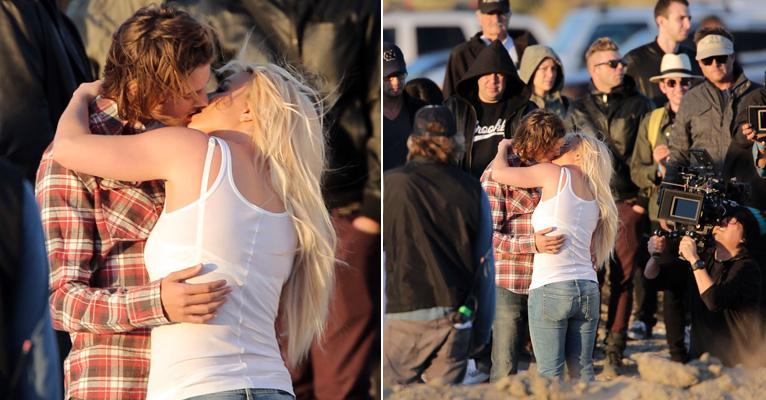 Britney Spears beija modelo durante as gravações de seu novo videoclipe