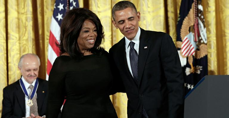 O presidente dos Estados Unidos, Barack Obama, condecora Oprah Winfrey e Bill Clinton