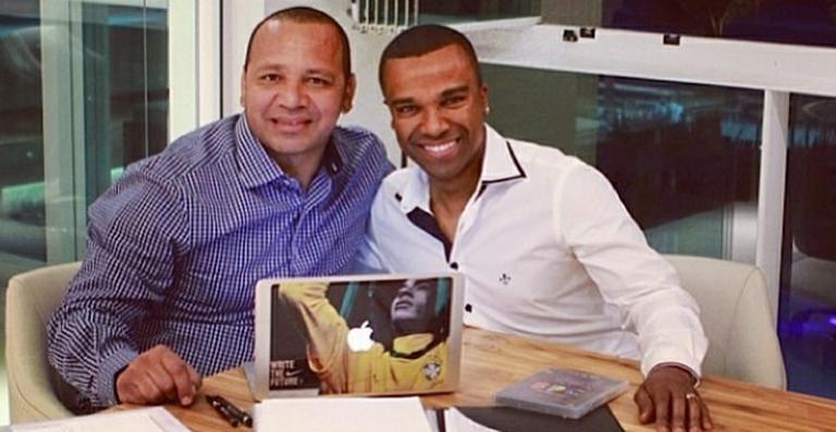 Pai de Neymar vira sócio de Alexandre Pires no Só Pra Contrariar