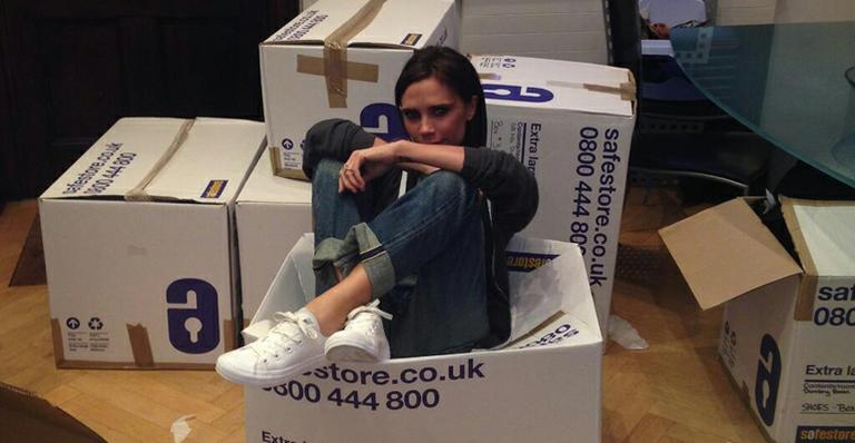Victoria Beckham doa roupas e sapatos para ajudar vítimas de tufão nas Filipinas