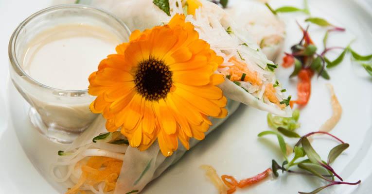 Receitas com flores: veja como fazer pratos inspirados na primavera
