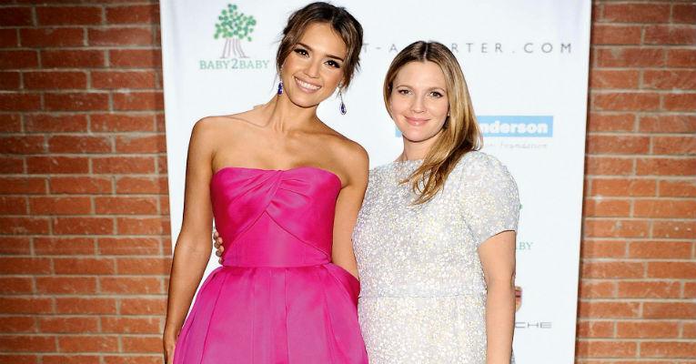 Drew Barrymore e Jessica Alba participam de gala beneficente