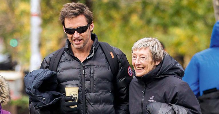Hugh Jackman passeia pelas ruas de Nova York com a mãe
