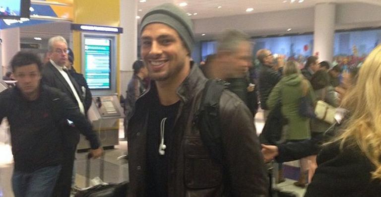 Cauã Reymond desembarca sozinho em Nova York para apresentar o Emmy Internacional