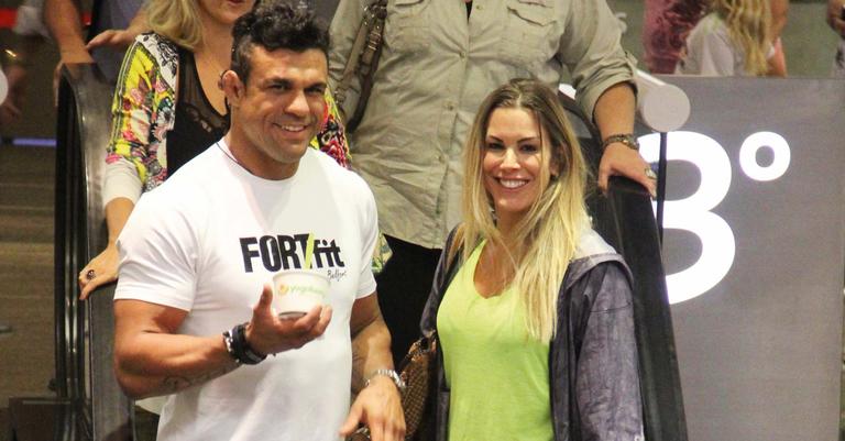 Vitor Belfort passeia em shopping carioca com a mulher