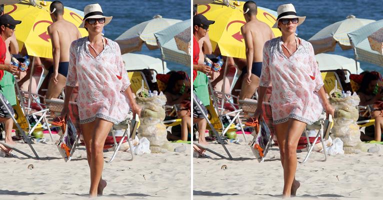 Carolina Ferraz vai à praia estilosa