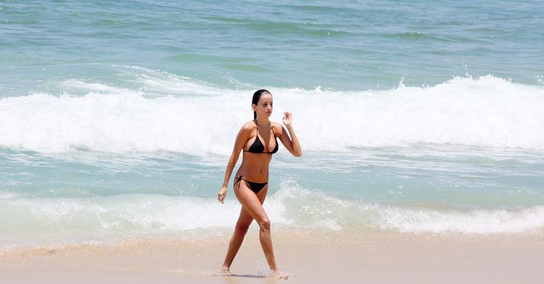 Em dia quente, Erika Mader se refresca em praia do Rio