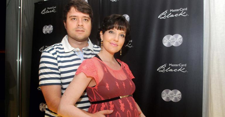 Larissa Maciel curte show da banda Titãs com o marido