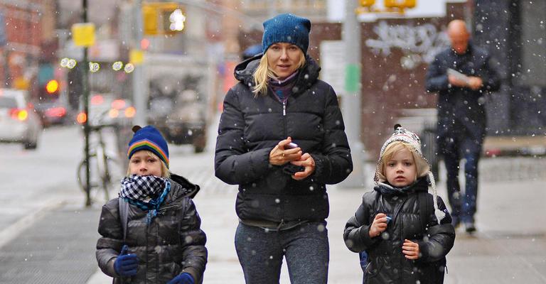 Naomi Watts e seus filhos enfrentam a neve em NY