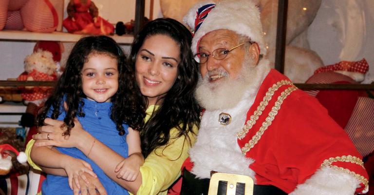 Tânia Mara leva a filha Maysa para ver Papai Noel