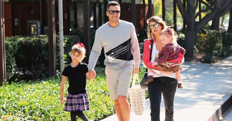 Jessica Alba se dedica ao marido e filhas em dia ensolarado em L.A