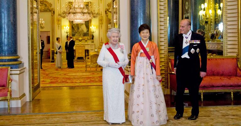 Elizabeth II e seu marido Phillip recebem a visita da presidente da Coreia