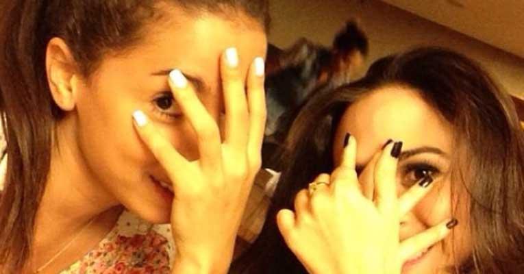Anitta e Tatá Werneck escondem o rosto em foto: “Sem make”