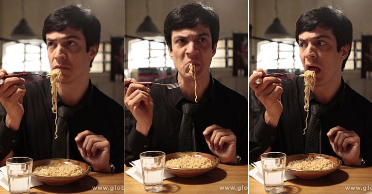 Amor à Vida: Na casa de Ninho, Félix fica com nojo de comer macarrão instantâneo