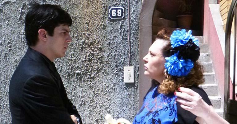 Amor à Vida: Félix vai morar com Márcia e é carinhoso com ela, mas reclama de tudo