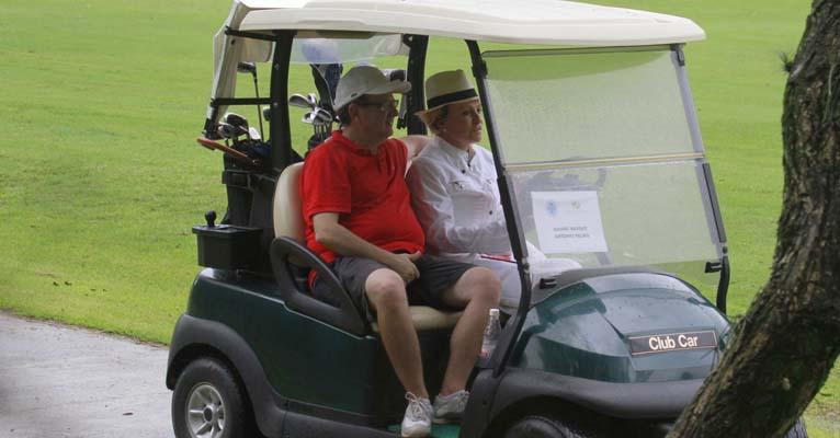 Ana Maria Braga vai a partida de golfe com suposto namorado