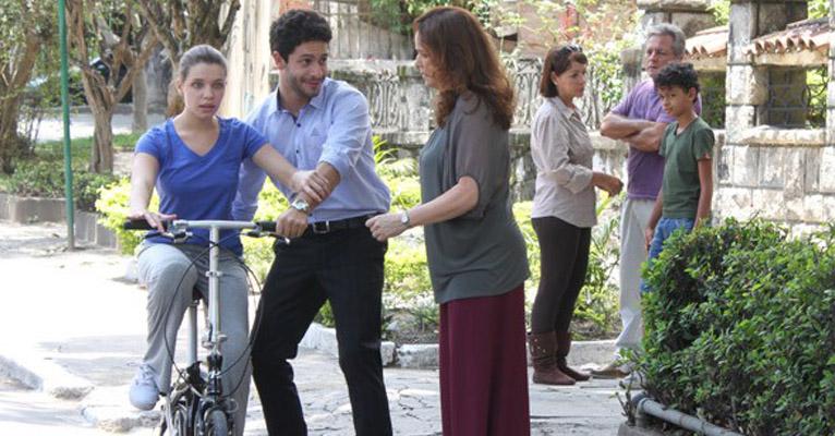 Amor à Vida: Rafael ensina Linda a andar de bicicleta e ela adora