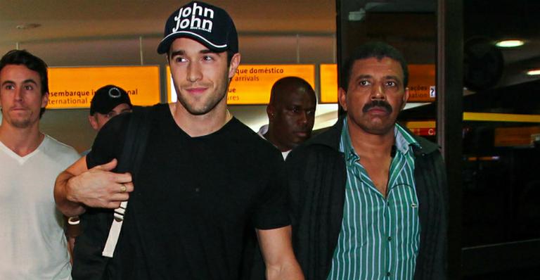 Sorridente, Joshua Bowman chega ao Brasil