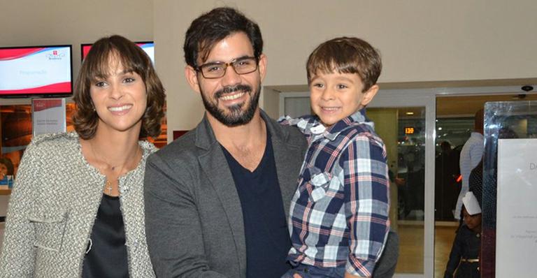 “Eu gosto de ser pai, mas cansa”, diz Juliano Cazarré