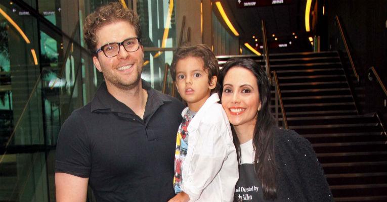 Thiago Fragoso leva filho, Benjamin, para assistir espetáculo infantil